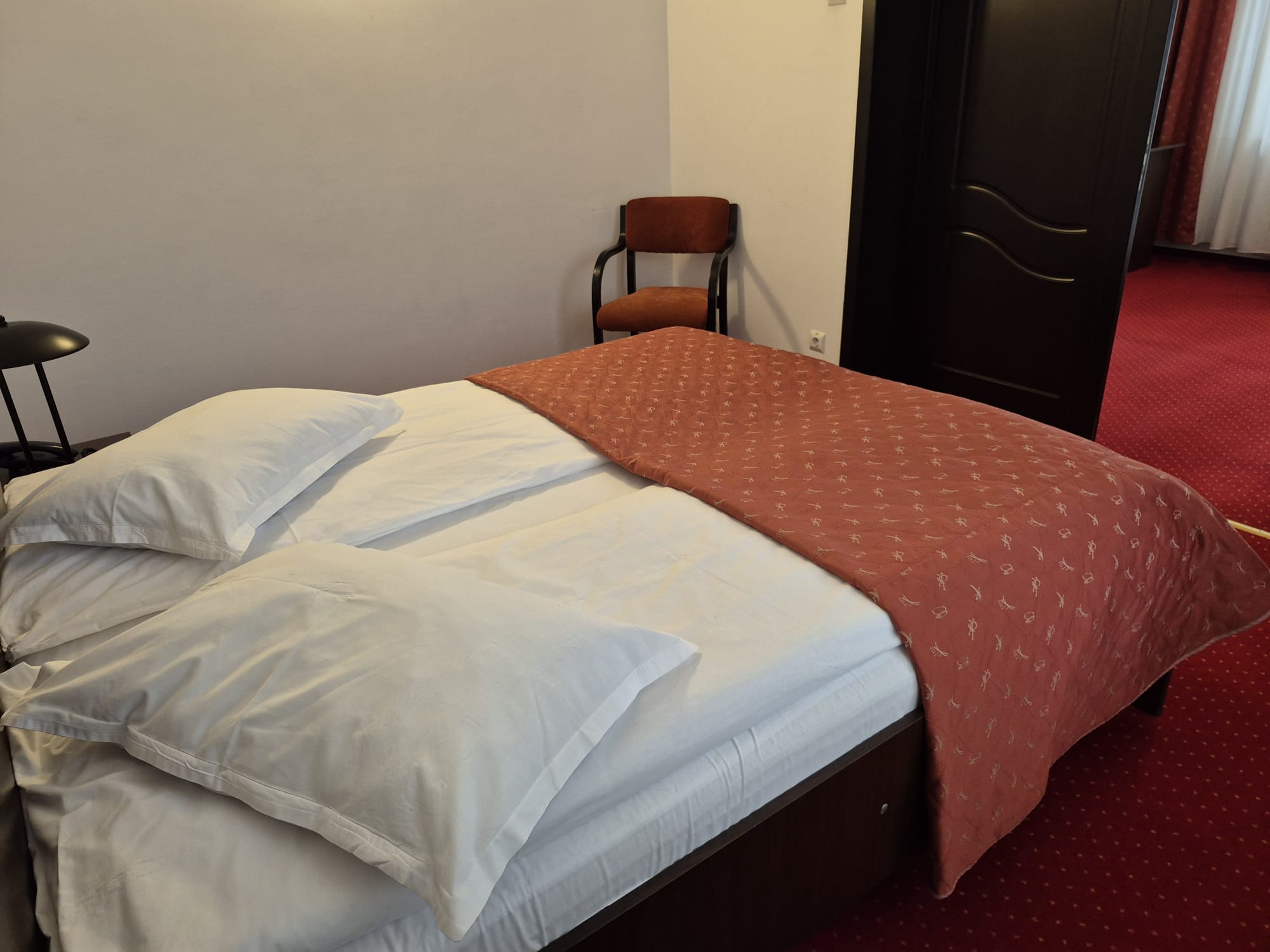 Interior camera cu televizor si zona de luat masa