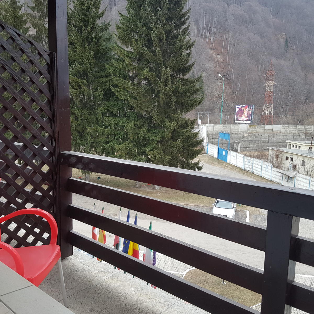 Detaliu al curtii Vilei Cristal Sinaia