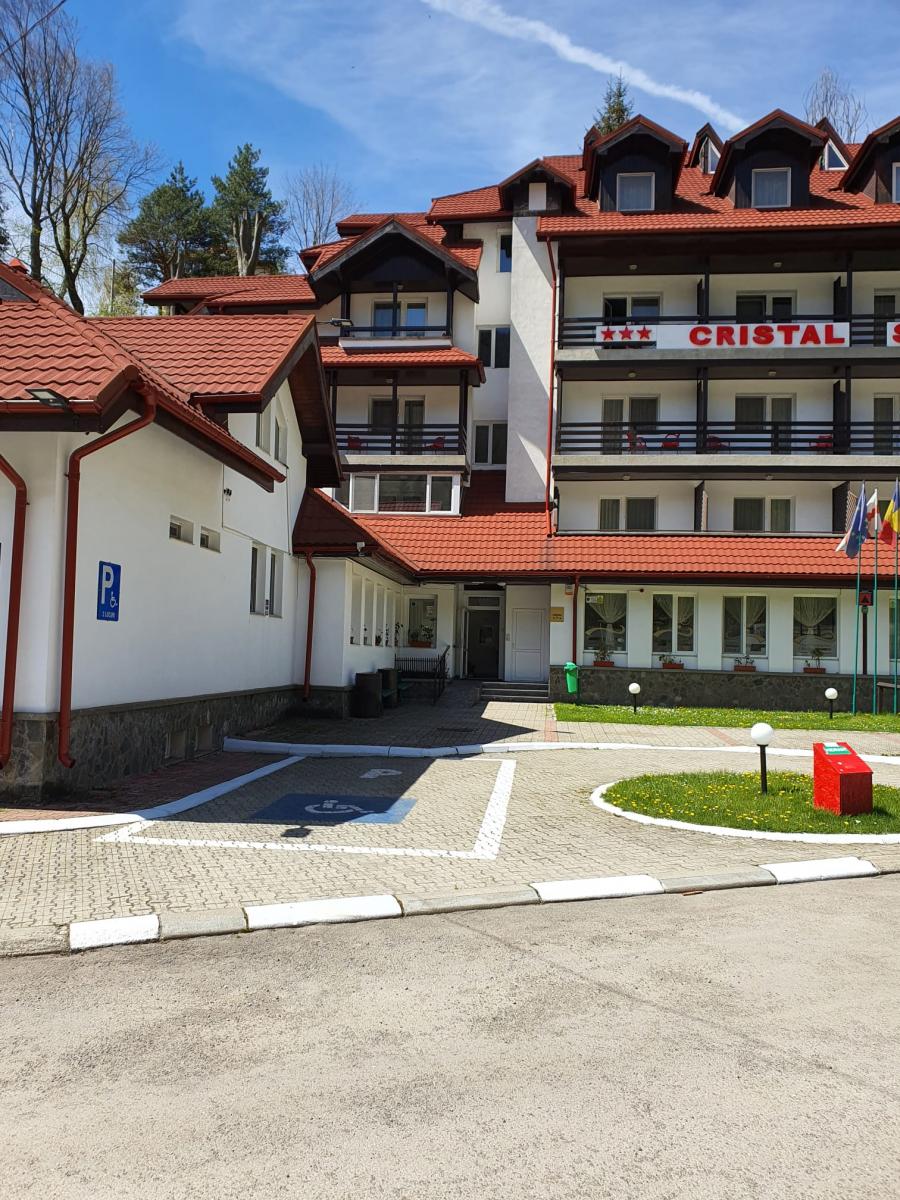 Vedere laterala asupra Vilei Cristal Sinaia